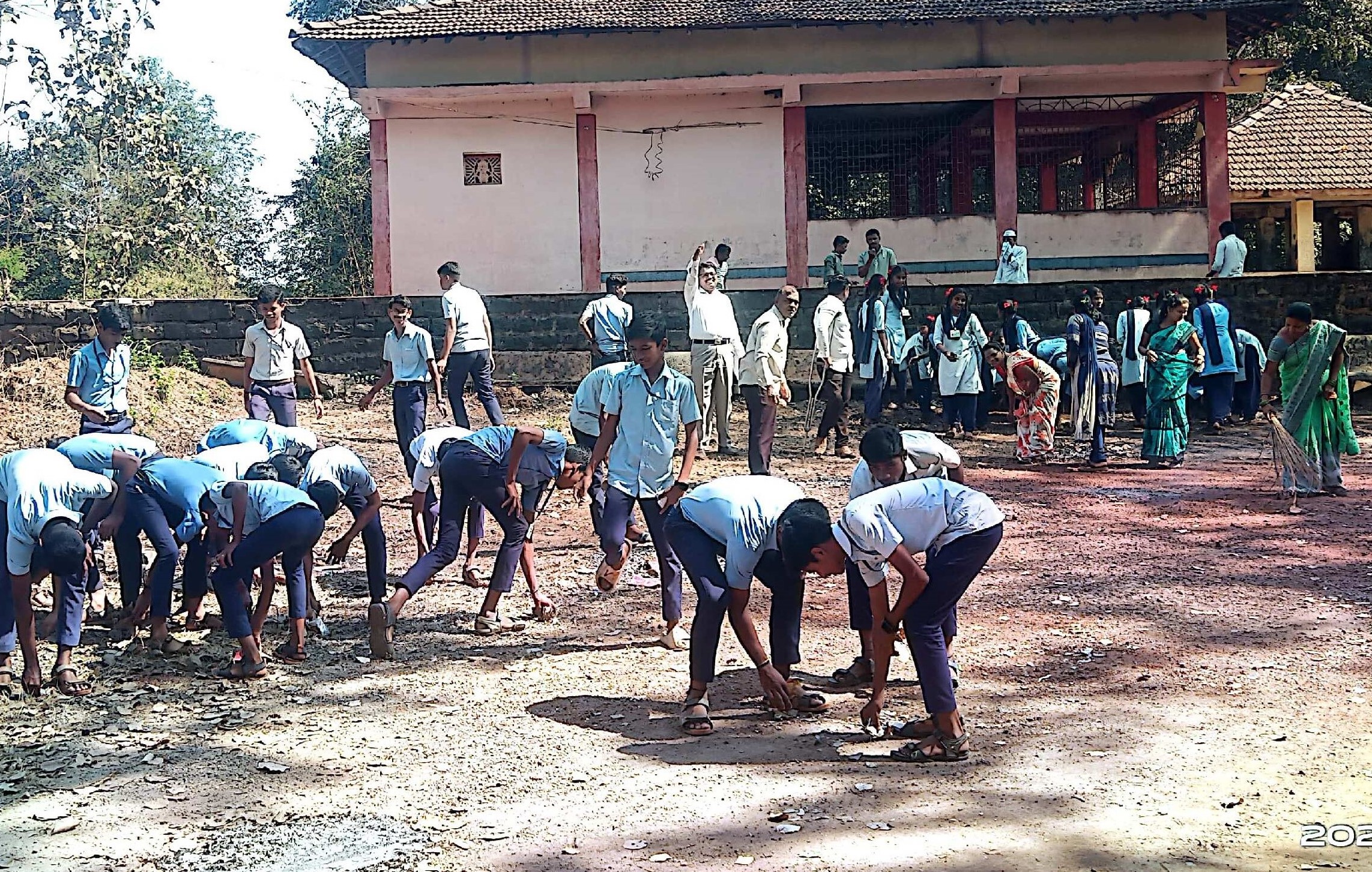 विध्यार्थी साफसफाई करताना 