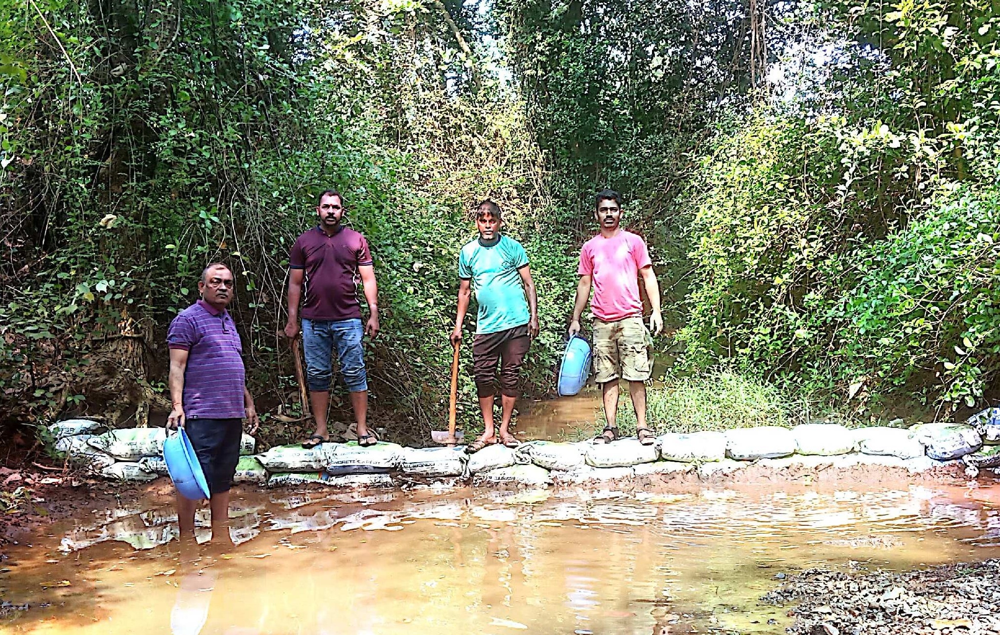आरवली संगमेश्वर गावा मध्ये पाणी अडवा, पाणी जिरवा! गावकऱ्यांनी लोकसहभागातून बांधला बंधारा