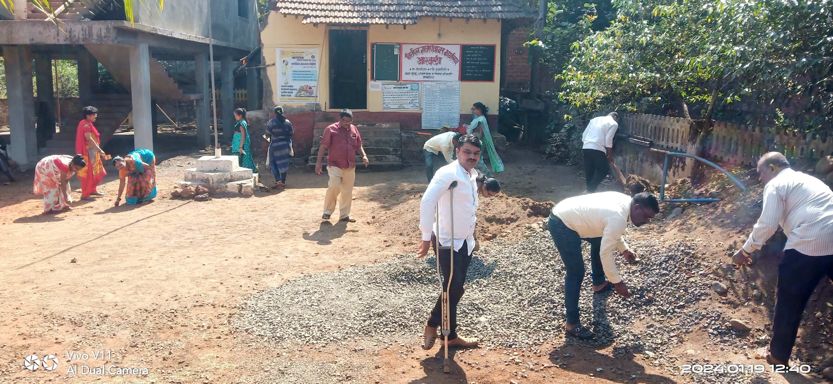 साफसफाई करताना ग्रामस्थ 